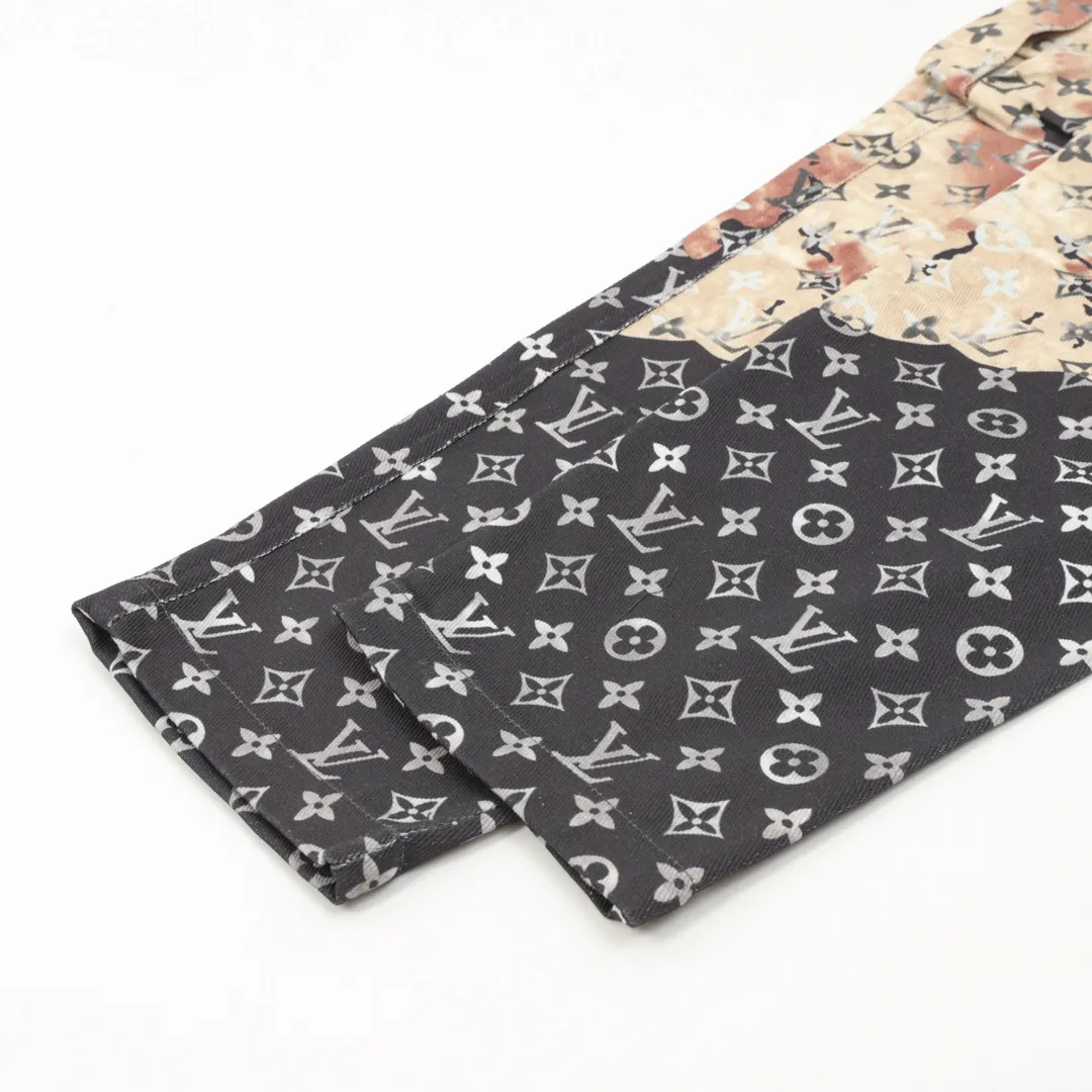 🅿️490 Louis Vuitton/Louis Vuitton all-over printed denim trousers MONOGRAM deconstructs denim workwear design with dynamic sports tailoring. A zip fastens the hood high on the collar, and it features front slant patch pockets and an elasticated hem. Monogram silicone embossed on yoke, pockets and sleeves conveys branding interest. Major celebrities and internet celebrities are vying for the model! It can be called the hottest style of the year! The first order is limited to 500 pieces, a blockbuster item! Sizr:XS-L